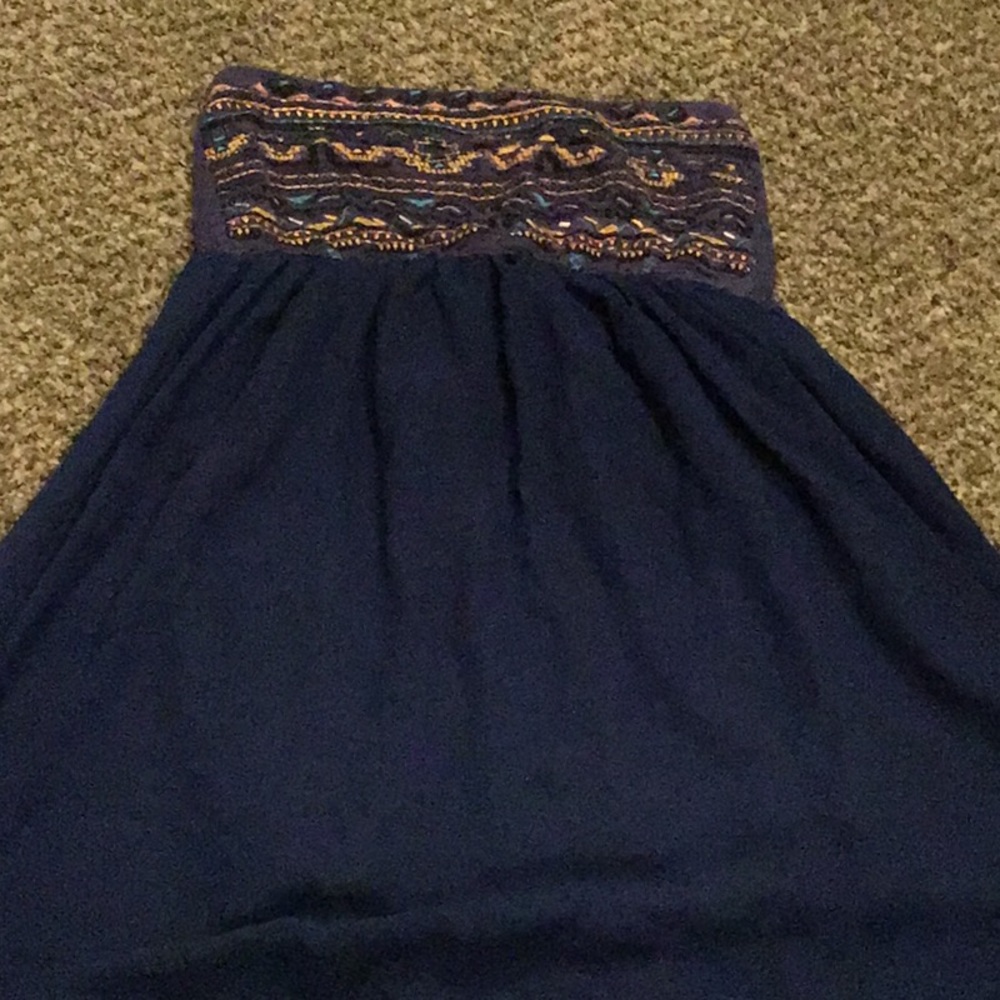 A no sleeve dress